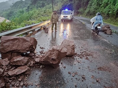 Một người mất tích, nhiều khu vực bị chia cắt do nước lũ