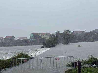 Mưa lũ diễn biến phức tạp, nhiều khu vực bị ngập sâu và sạt lở nghiêm trọng