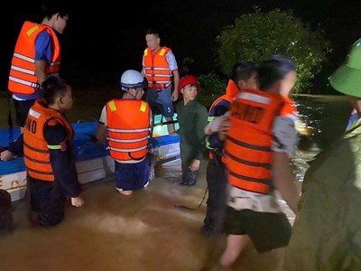 Quảng Trị: Cứu 7 người mắc kẹt giữa sông Hiếu trong mưa lớn