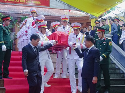 Lễ truy điệu và an táng các anh hùng liệt sĩ tại Đường 20 Quyết Thắng