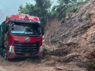 Nhiều khu vực ngập sâu, sạt lở, giao thông chia cắt do mưa lũ