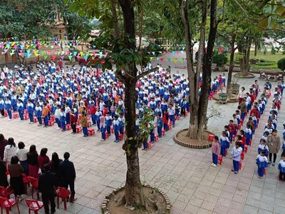 Sân trường ấm lên từ vòng tay hướng về vùng lũ