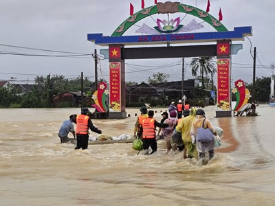 Nghĩa đồng bào vượt qua lũ dữ