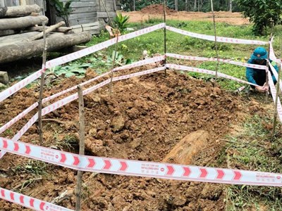 Phát hiện quả bom “khủng” trong vườn nhà dân