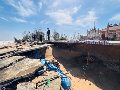 Biển lấn sâu, người dân thấp thỏm trước mùa gió chướng