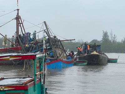 Cứu hộ tàu cá gặp sự cố khi neo đậu ở âu thuyền