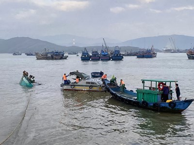 Biên phòng Quảng Trị kịp thời ứng cứu ngư dân gặp nạn