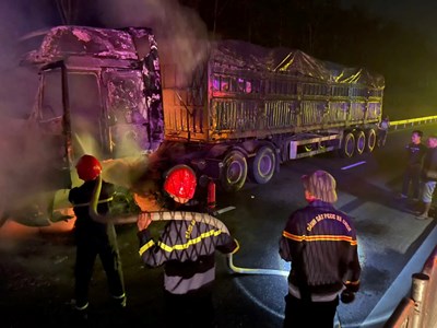 Cháy xe đầu kéo trên cao tốc Cam Lộ - Vạn Ninh