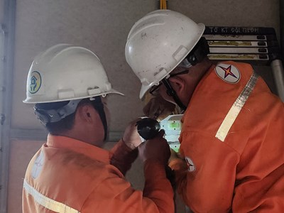 Nỗ lực vượt rừng, băng suối đưa điện về bản vùng cao