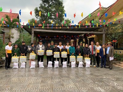 Những món quà ý nghĩa đến với bà con vùng lũ Quảng Trị