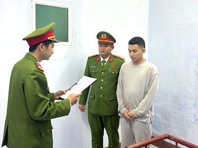 Khởi tố, tạm giam đối tượng lái ô tô tông người sau mâu thuẫn