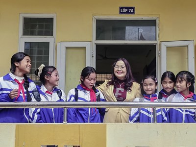 Sẻ chia yêu thương với học sinh Bru - Vân Kiều