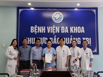 Khen thưởng nhân viên y tế trả lại 440 triệu do người khác chuyển nhầm
