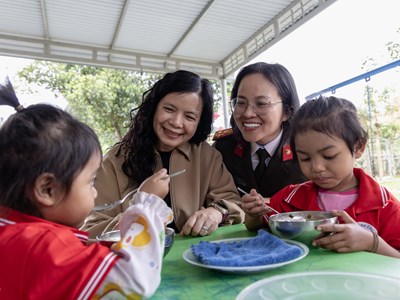 Quảng Trị: Sẻ chia lặng thầm để trẻ em vùng biên đến lớp