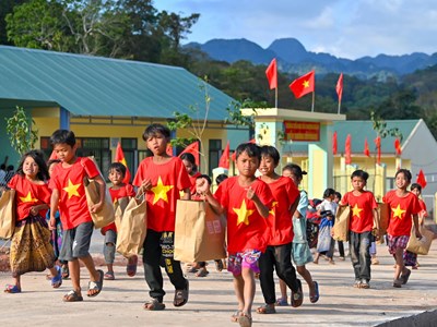 Từ lớp học ghép ván đến mái trường kiên cố