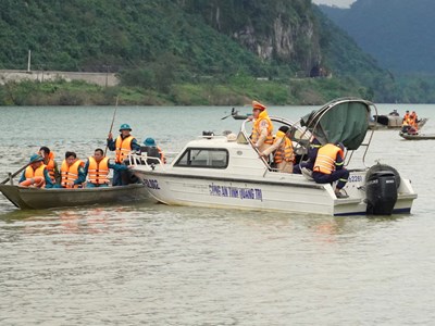 Trắng đêm tìm kiếm nạn nhân vụ chìm đò trên sông Gianh