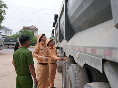 Quảng Trị: Siết chặt kiểm tra phương tiện tải trọng lớn