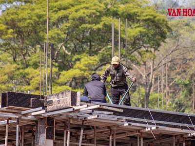 Nắng nóng bủa vây, công nhân vẫn bám công trường