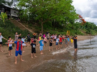 Hơn 1.000 suất học bơi miễn phí cho trẻ em vùng Phong Nha