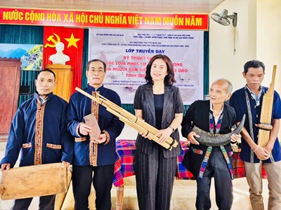 Trao truyền nghề để giữ tiếng nhạc của núi rừng