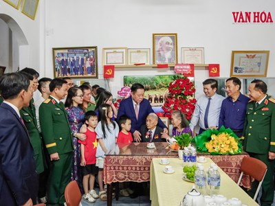 Đại tướng Nguyễn Trọng Nghĩa trao Huy hiệu 80 năm tuổi Đảng tại Quảng Trị