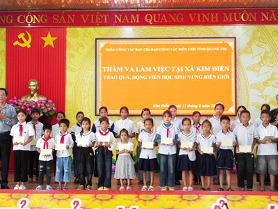 Ấm áp những món quà trước thềm năm học mới