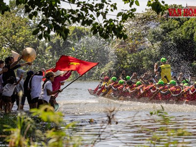 Kịch tính trên đường đua xanh ở sông Kiến Giang
