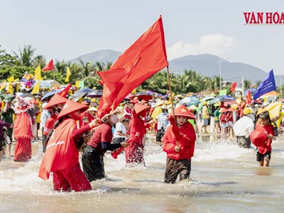 Cả làng xuống biển cổ vũ thuyền đua