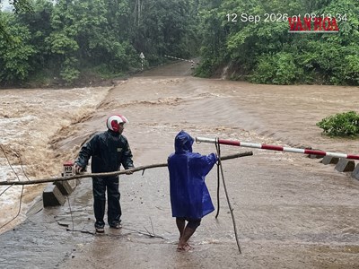 Mưa lớn gây chia cắt nhiều khu vực miền Tây Quảng Trị