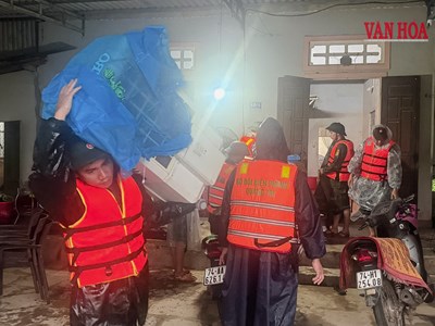Người dân vùng biên giới chạy lũ trong đêm