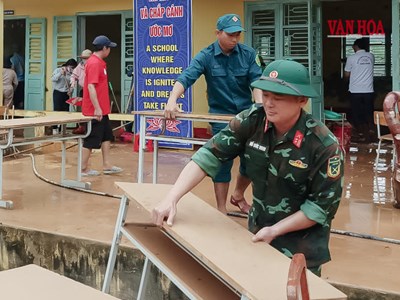 Thầy cô còng lưng dọn dẹp trường sau mưa lũ