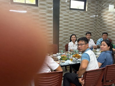Cán bộ xã uống rượu bia trong giờ hành chính?