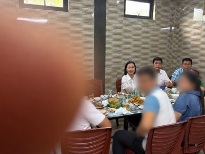 Cán bộ xã uống rượu bia trong giờ hành chính?