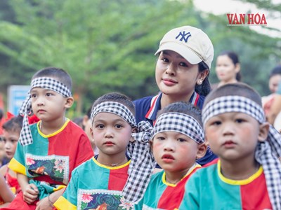 Trăng rằm về với những đứa trẻ ở bản Ra Mai