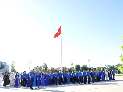 Đại biểu dự Đại hội Đoàn toàn quốc lần thứ XIII báo công dâng Bác