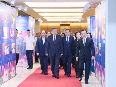 Tổng Bí thư, Chủ tịch nước Tô Lâm tham quan Triển lãm “Những tấm gương bình dị mà cao quý”
