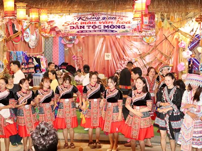 Người dân và du khách đổ về Phố đi bộ Mường Thanh tham dự Ngày hội Văn hóa dân tộc Mông