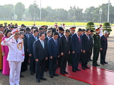 Đoàn đại biểu Quốc hội vào Lăng viếng Chủ tịch Hồ Chí Minh