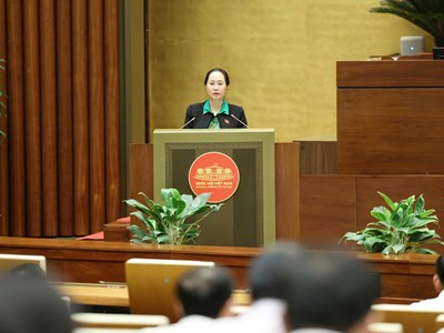 Đẩy mạnh phân quyền, phân cấp; cắt giảm, đơn giản hóa thủ tục hành chính