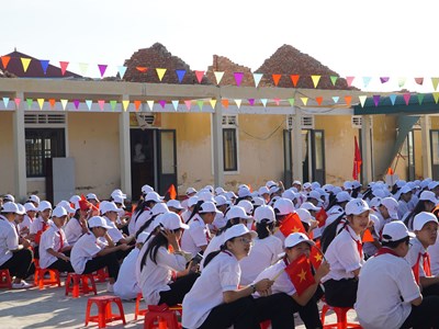 Lễ khai giảng đặc biệt tại ngôi trường vừa bị bão số 5 tàn phá