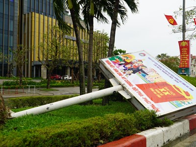 Quân dân Hà Tĩnh ra đường dọn dẹp sau bão số 10 chuẩn bị cho Đại hội Đảng bộ 