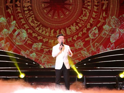 NSƯT Hoàng Tùng hát tôn vinh tình phụ tử nhân Ngày của cha 