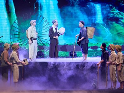 Hào hùng và lắng đọng