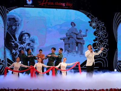 NSƯT Hoàng Tùng hát tôn vinh cha mẹ nhân dịp Tết Trung thu 