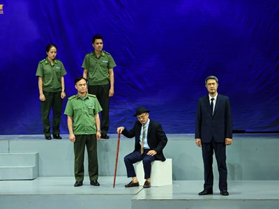 Công diễn vở “Bản danh sách điệp viên II” gây quỹ ủng hộ đồng bào vùng bão lũ