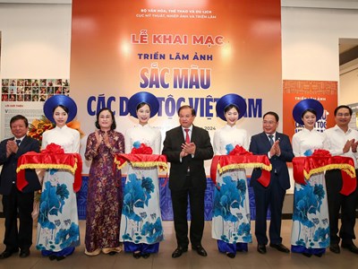 Khai mạc triển lãm ảnh “Sắc màu các dân tộc Việt Nam”