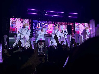  Sức nóng từ sân khấu tới mạng xã hội