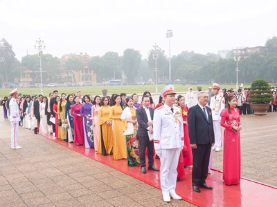 Nỗ lực đưa áo dài Việt vươn cao, bay xa