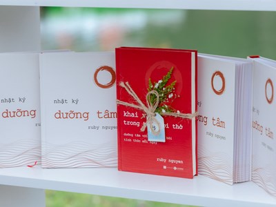 Ra mắt sách “Khai vấn trong từng hơi thở” của Ruby Nguyen