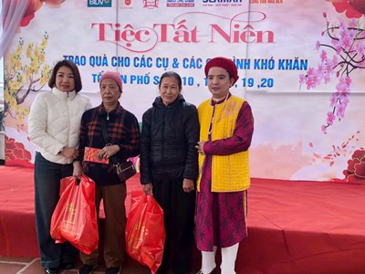 Trao quà Tết cho các cụ cao niên, gia đình khó khăn